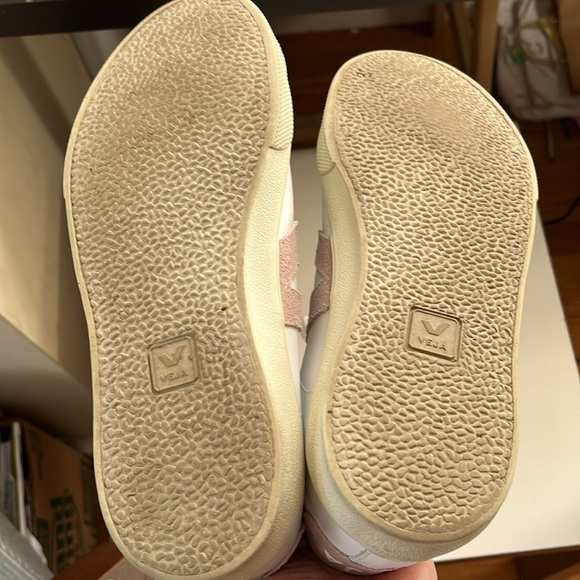 Good condition Veja sneakers with pink suede. Size 38/womens 7. - Picture 4 of 5